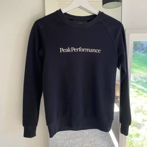 Peak Performance - En svart Peak Performance tröja nästan oanvänd i fint skick. Storlek xs. 