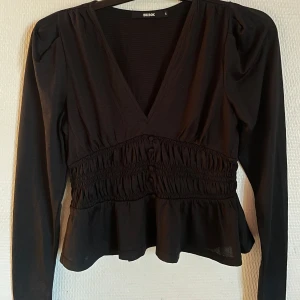 Svart blus / tröja  - Fin blus från BikBok i superbra skick! Går att användas i många olika tillfällen och perfekt för vintern !!❤️❤️