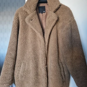 Teddy kappa  - En väldigt skön och varm teddy kappa från lager 157 i storlek xs/s. Har använt den två gånger totalt, är själv i stl M men den här är ganska oversized. 
