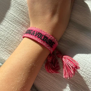 Zadig & voltaire armband  - Jättesnyggt rosa armband från Zadig & Voltaire! Armbandet är i nyskick!❤️