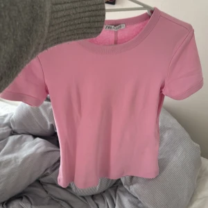 Rosa Zara t shirt - Jätte söt t shirt från Zara som lägger sig så fint runt magen!