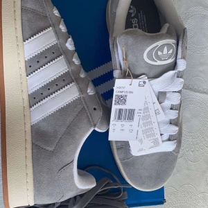 Adidas Campus 00s - Hej! säljer mina helt nya oanvända  Adidas Campus 00s i storlek 37, 38, 39, 41 och 43. Skorna säljer jag för 999kr + frakt. Skickar skorna samma dag och boxen, snören och kvitto kommer med på köpet! Hör av er gärna kring frågor
