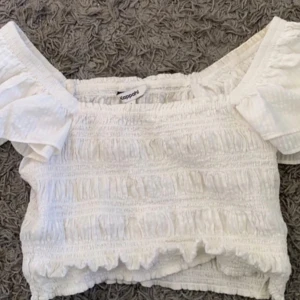 Vit topp - Vit topp med volangärm, använd en gång💕