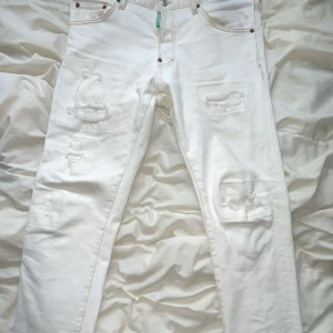 Dsquared2 jeans - Riktigt fina och limiterade dsq2 jeans, riktigt bra skick, köpt på NK. Ser otroligt fina ut en natt ute.