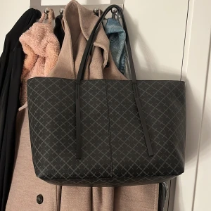 By Malene Birger väska - säljer min by malene birger väska då jag köpt en ny och denna inte kommer till användning mer. denna väskan är ofta slutsåld och den är perfekt storlek. den är lite skadad vid rämmen men det är inget man egentligen tänker på. pris kan diskuteras💕