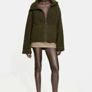 Mörkgrön teddy jacka - Säljer denna jätte fina teddyjacka från hm i storlek s, oanvänd med prislappen kvar. skriv om ni undrar något💕