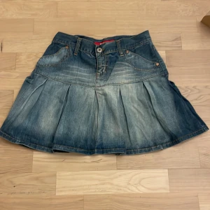 Jeanskjol med volanger - En blå jeanskjol med volanger från Gina tricote. Kolen är ganska kort så skulle kalla det för en kortkjol. Bra skick👍💕