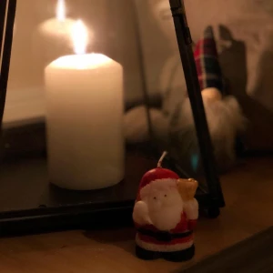 Mr. Santa🎅🏼 - Julen närmar sig och det är dags för juldekorationen att smått men säkert börja träda fram.   Tomten är tillverkad av 100% stearin samt målad för hand!  Tillgängliga dofter: Finns som inlägg 🕯️  Pris med doft: 116kr   Vikt: 80g 