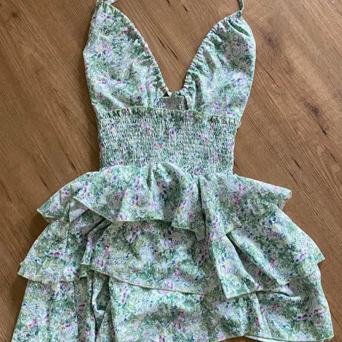 Grön blommig klänning med volanger