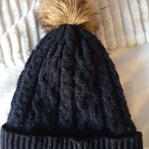 Mörkblå mössa - Jätte fin mössa som tyvärr är för liten 