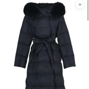 LILY JACKET - Säljer en helt oanvänd Lily Jacket från Fur Stockholm Prislapp sitter kvar Strl XL Köpt för 2799kr