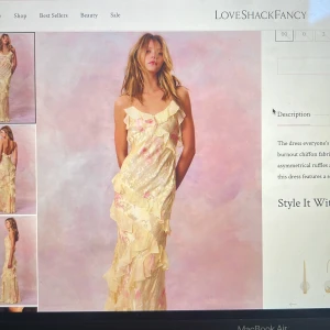SÖKER  - Söker denna balklänning aftonklänning bröllopsgästklänning från Love Shack Fancy ”Rialto Floral Chiffon Maxi Dress” , eller liknande kan betala bra☺️ i storlek 34 36 