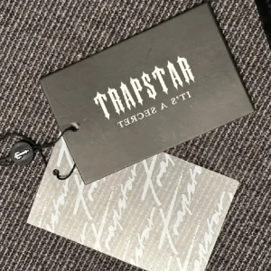 Trapstar jacka - Tja! Säljer min trapstar jacka nu till vintern, väldigt väldigt varm och håller värmen ordentligt skulle jag säga. Väldigt fint skick. Jackan går inte att köpa nu då den e Limited edition.  Tveka inte på höra av dig! Priset prutbart vid snabbaffär :)