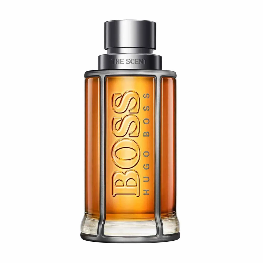 Säljer en elegant och maskulin parfym från Hugo Boss, 'The Scent'. En parfym passar till både dag och kväll, ett perfekt köp inför den kommande Vintersäsong. Obs flaskan innehåller cirka 3/4 av det ursprungliga innehållet. Hör av er vid intresse.. Parfym.