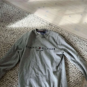 Tommy hilfiger tröja xs/13-14 - 👋🏻 hej nu säljer jag min Tommy hilfiger tröja då den helt enkelt blivit för liten. Den passar dig som är 155-165