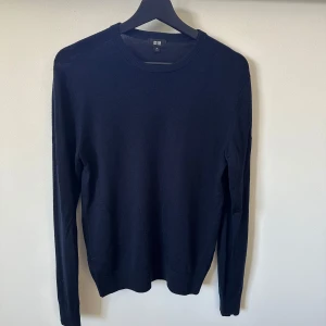 Merinoull tröja  - En snygg stickad tröja från uniqlo. Tröjan är i helt okej skick då hål i armhålan plus ett litet hål på framsidan finns. Utöver det är tröjan inte urtvättad utan i bra skick. Dessa går dock enkelt att lagga. Där av det billiga priset.