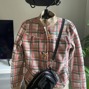 Boomerang jacka  - Boomerang Jacket i bra skick. Storlek S. Varm och god passar perfekte med jeans och eller klänning.  