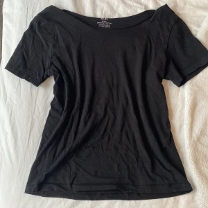 Basic T-shirt  - Jag säljer en jätte söt basic tshirt med större urringning, kan också bäras som off-shoulder 💖 Litet hål som inte märks men det är den enda defekten!! 💕💕💕