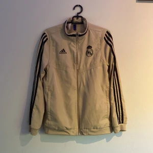 Real Madrid Träningströja  - Riktigt snygg Real Madrid Träningströja! Tröjan är inte mycket använd och är i 8/10 skick.