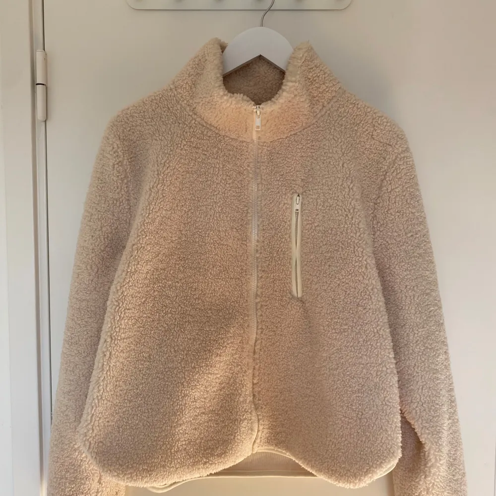 Jag säljer min teddy fleece från Gina Tricot då den är lite för stor för mig. Den är i väldigt fint skick, ser oanvänd ut och har inga defekter! Hör gärna av dig om du har några frågor!☺️🤍. Jackor.