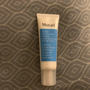 Ansiktskräm för porer  - Detta är märket Murad. Super dyra eftersom att den fungerar så bra. Fick en sån fin hy av denna, och den är värd pengarna. Denna innehåller 50 ml för 370kr. Helt nyköpt! 💕 