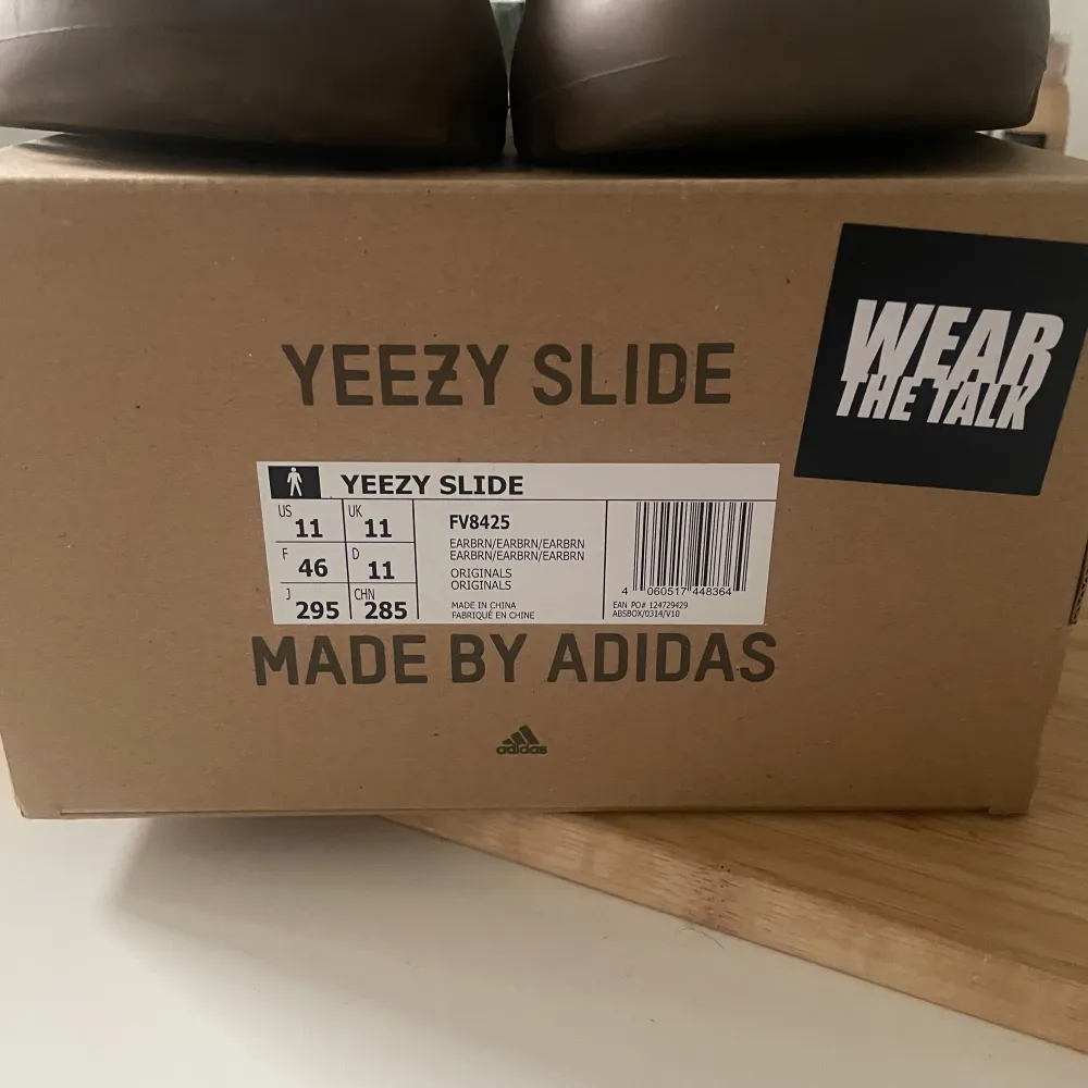 Adidas Yeezy Slide i färgen 