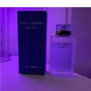 Solveig Gabbana Light Blue Intense 100ml - Dolce Gabbana Light Blue Intense parfym, c.80ml kvar av en 100ml flaska.   En beroendeframkallande cocktail av fruktiga noter av citron och gröna äpplen är förstärkt vilken gör att friskheten blir ännu mer långvarig.