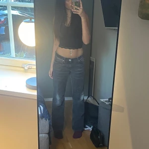 Svarta jeans - Säljer ett par snygga svarta jeans som är perfekt för vardagsbruk. De har en klassisk design med en normal passform och är lågmidjade, vilket ger en bekväm och stilren look. Perfekta för både höst och vår!