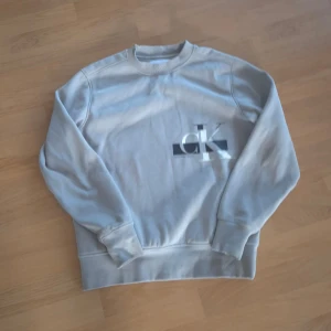 Calvin Klein tröja - Säljer en grå Calvin Klein tröja i storlek S bra skick.