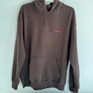 Hoodie med tryck - Brun hoodie med tryck. Den är köpt från urban outfiters märket är E by ejder och knappt använd.