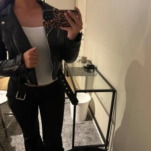 skinnjacka/bikerjacka - skinnjacka/bikerjacka från zara som aldrig använts🩷
