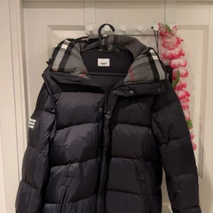Burberry jacka  - Den är använd 3 gånger säljer för jag ska köpa en annan jacka 