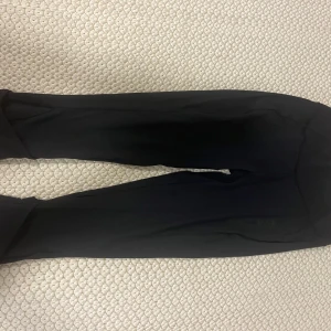 Träningsbyxor gymshark - Träningsbyxa kortare modell från Gymshark, väldigt snygga men säljes pga ingen användning 💓