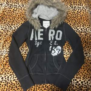 ✰*฿✩‧₊˚ KÖP INTE, SKRIV FÖRST - INTRESSEKOLL!!!  - aeropostale fur zip up, defekter infogade <3 Högsta prisförslag atm: 950 kr (skriv pm) Köpa direkt pris: 1200