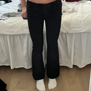 Svarta jeans - Svarta jeans från Lindex. Så fina och sköna boot cut jeans. Jag köpte dom för 350 kr men säljer dom för bara 150 kr. Dom är använda runt 5 gånger för jag råkade köpa en liten storlek. 