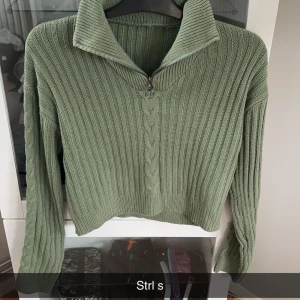 Stickad tröja med dragkedja - I en grön fin färg,