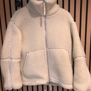 Teddy jacka - Jättefin från h&m. Väldigt trendigt och slutsåld❣️ Strl XS men den är oversized i strl så skulle ändå säga att den passar någon med S också! Kom gärna med bud <3