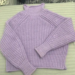 Stickad tröja  - En lila stickad tröja, ny tvättad 