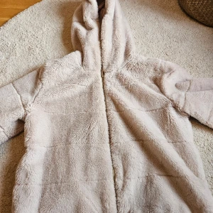 Mysig höstjacka i mjukt material - Säljer en mysig höstjacka. Mycket fint skick. Använd fåtalgånger.  Köptes på boozt.se för 599.