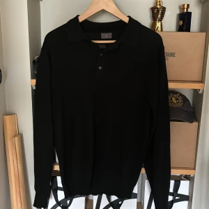 Merino långärmad polo tröja  - En långärmad polo tröja från singular society i väldigt bra skick.  Använd ett par gånger nypris 1400kr. pris går att förhandla 