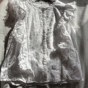 Vit blus från Zadig & Voltaire  - Säljer jättesnygg vit blus från Zadig & Voltaire! Säljer då den tyvärr är för liten för mig. Står ingen storlek men passar min lillasyster som är storlek 152❤️
