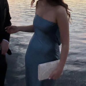 Blå balklänning satin - Säljer min balklänning från förra året!! Super fin med öppen rygg från märket Showpo💞 Är 175 och var perfekt i längd! Kan tänka mig att gå ner i pris och skriv ifall ni vill ha mer bilder🫶