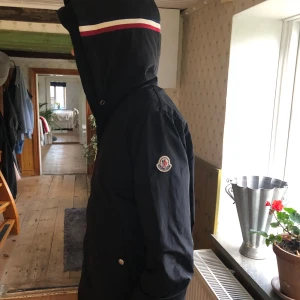 Moncler windbraker  - Mycket bra skick. Inga skador. Snörena för att spänna luvan har åkt av. Går dock att köpa på egen hand billigt. NFC och QR fungerar.
