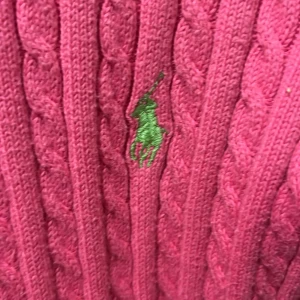 Ralph Lauren kofta  - Rosa Ralph Lauren kofta med detaljer köpte på myrornas för 450kr och säljer för 270, pris kan diskuteras ny utan prislapp säljer för att den inte är min färg skicka frågor om ni undrar något pris kan diskuteras❣️