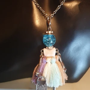 Långt halsband med "Docka" - Coolt halsband där kedjan är 72cm & själva dockan 9cm. Ha som halsband, väsksmycke, nyckelring, backspegelshänge ect ✨️Titta igenom alla mina upplagda & köp fler saker i bundle för att spara på frakten och få allt du köpt i ett och samma paket✨️