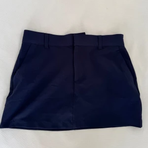 Kostym kjol - Marinblå kostym kjol från pull and bear. Säljs då den är för kort för mig. Fint sick! Storlek är lite osäkert.