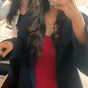 Marinblå kort kappa  - En söt kappa som är i bra skick, passar till det mesta 