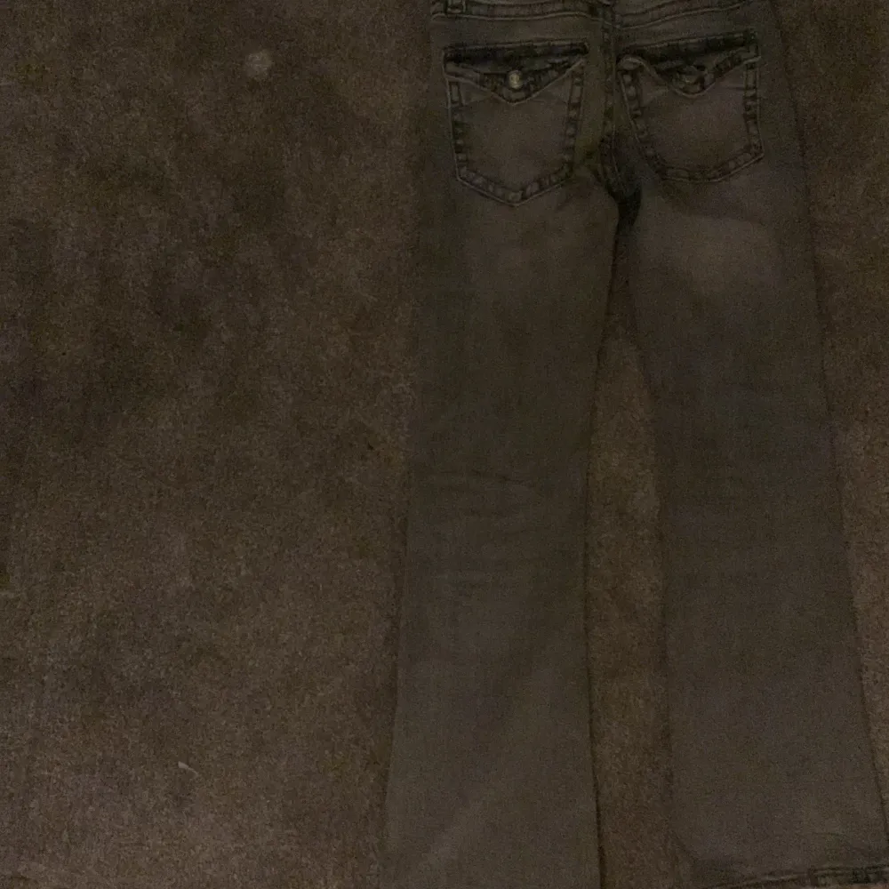 Säljer ett par gråa jeans ifrån Gina tricot. Inte använt så mycket. Säljer för 150kr. Storlek 146 de är i väldigt fint skick💖. Jeans & Byxor.