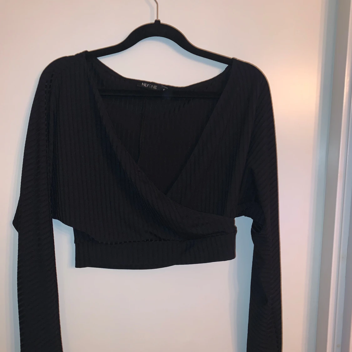 Svart omlottopp från NLY One