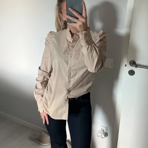 Blus - Custommade  - Beige blus från Custommade, väldigt fint skick & utan några som helst defekter. Ärmarna är så fina & även axlarna som har lite volym på sig.   Storlek 36/38 - normal i storleken.